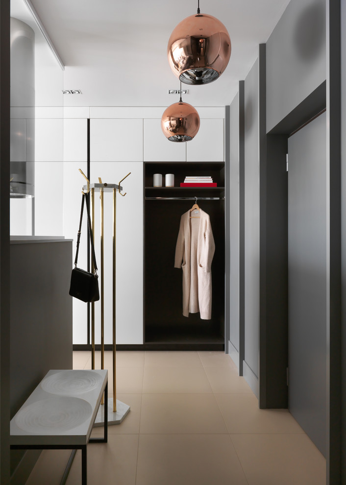 Студия для молодой девушки