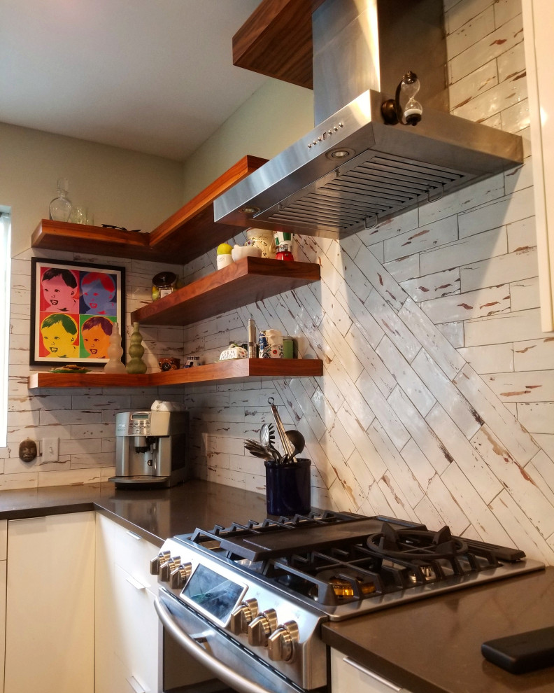 Kitchen - kitchen idea in Minneapolis