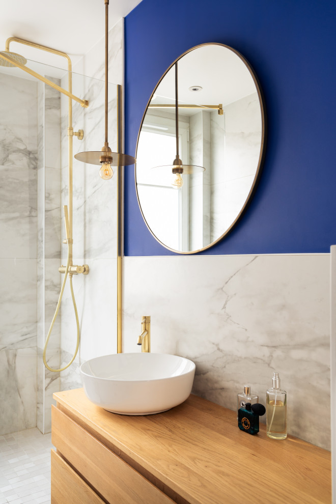 Cette image montre une petite salle de bain principale et grise et blanche minimaliste en bois clair avec une douche à l'italienne, un carrelage blanc, du carrelage en marbre, un mur bleu, un sol en marbre, un lavabo posé, un plan de toilette en bois, un sol gris, une fenêtre, meuble simple vasque et meuble-lavabo suspendu.