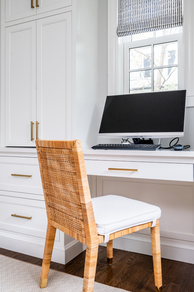 Ejemplo de despacho clásico renovado con paredes grises, suelo de madera oscura, escritorio empotrado y suelo beige
