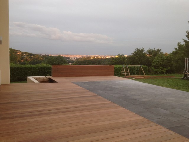 Terrasse Ip&eacute; + Dalle Ardoise contemporaneo-terraza-y-balcon