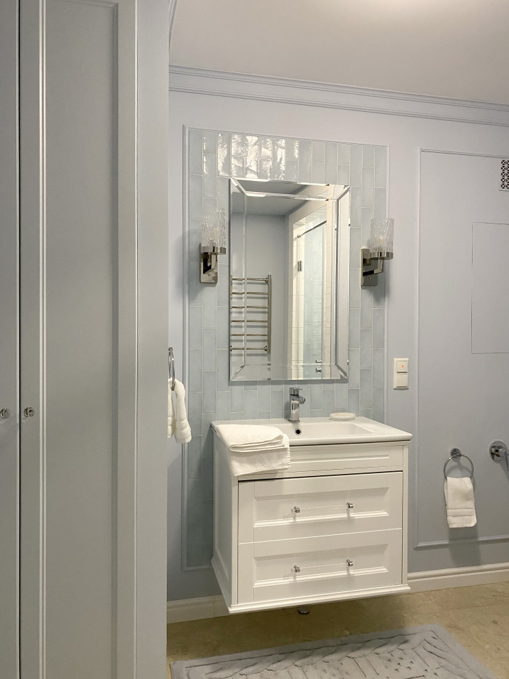 Источник вдохновения для домашнего уюта: большая ванная комната в стиле неоклассика (современная классика) с фасадами с утопленной филенкой, белыми фасадами, душем в нише, инсталляцией, синей плиткой, керамической плиткой, синими стенами, мраморным полом, душевой кабиной, подвесной раковиной, бежевым полом, душем с распашными дверями, гигиеническим душем, тумбой под одну раковину и подвесной тумбой