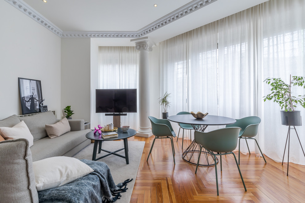 Immagine di un soggiorno moderno di medie dimensioni e chiuso con pareti bianche, pavimento in legno massello medio, TV autoportante, pavimento marrone e soffitto a cassettoni
