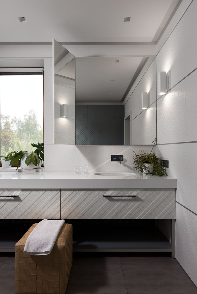 Источник вдохновения для домашнего уюта: ванная комната в современном стиле с плоскими фасадами, белыми фасадами, белой плиткой, врезной раковиной, коричневым полом и белой столешницей