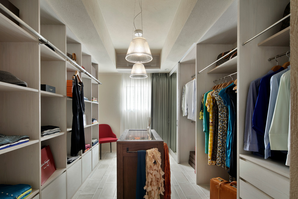 Inspiration for a contemporary gender-neutral walk-in wardrobe in Fukuoka with open cabinets, white cabinets and beige floor.