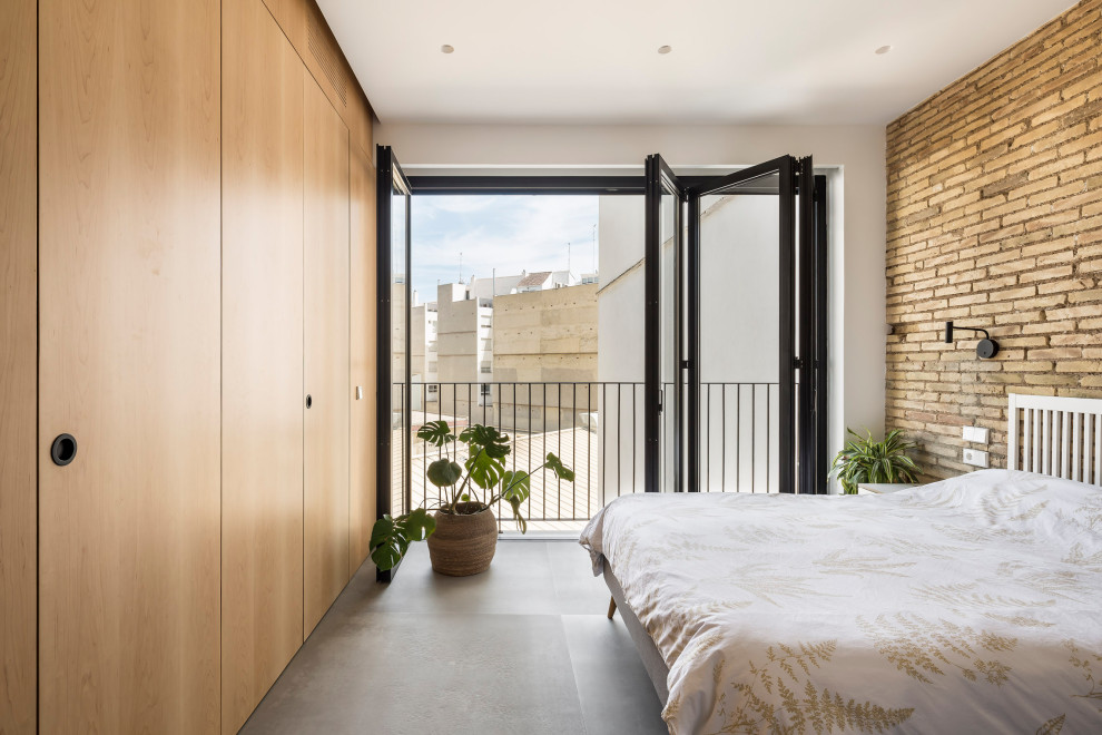 バレンシアにある中くらいなコンテンポラリースタイルのおしゃれな主寝室 (茶色い壁、磁器タイルの床、グレーの床、板張り壁) のインテリア
