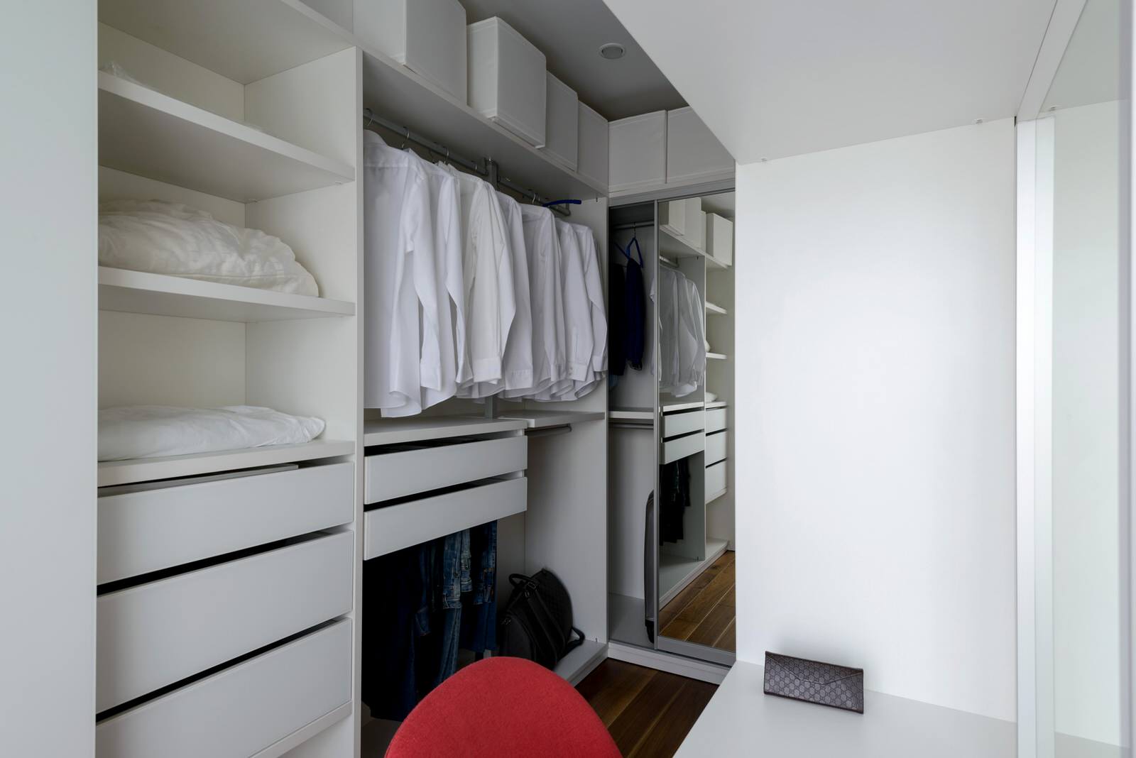 Просторная квартира с деревянными колоннами