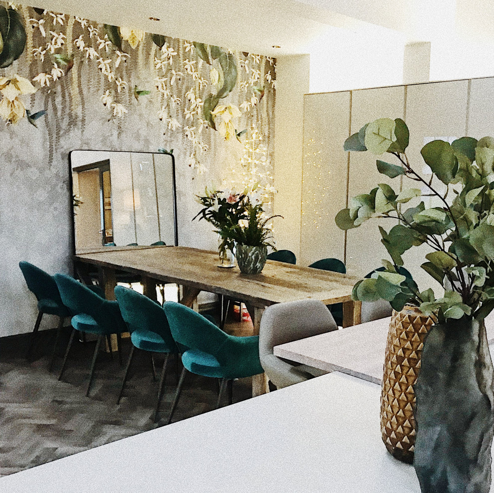 Ispirazione per una sala da pranzo aperta verso la cucina industriale di medie dimensioni con pavimento in vinile, pavimento marrone e soffitto a volta
