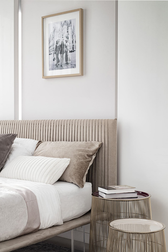 Большой красивый белый дом