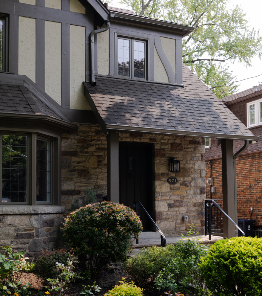 Example of a classic home design design in Toronto
