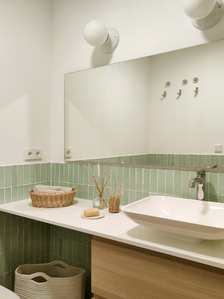 Пример оригинального дизайна: маленькая ванная комната в средиземноморском стиле с светлыми деревянными фасадами, терракотовой плиткой, полом из терракотовой плитки, настольной раковиной, столешницей из искусственного кварца, белой столешницей и подвесной тумбой для на участке и в саду