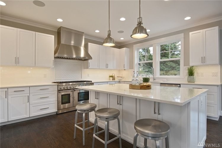 Transitional kitchen photo in Seattle