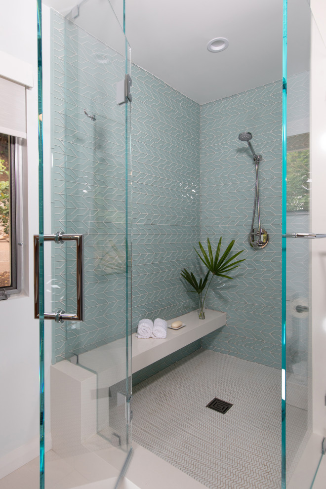 Свежая идея для дизайна: главная ванная комната среднего размера в стиле ретро с угловым душем, синей плиткой, керамической плиткой, полом из керамогранита, белым полом и душем с распашными дверями - отличное фото интерьера