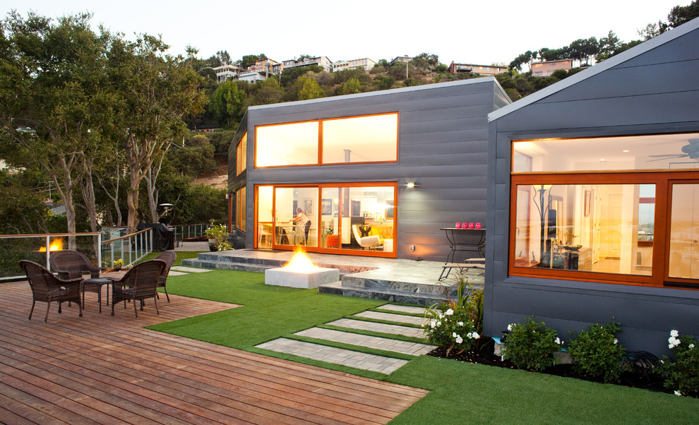 Inspiration for a modern garden in San Francisco with a fire feature.