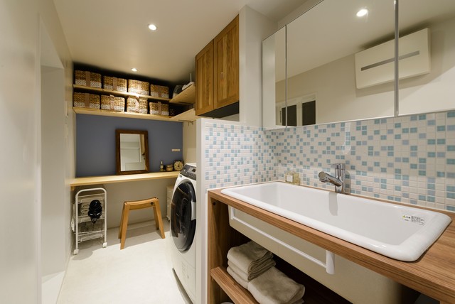 KUROMOKUの家 scandinavo-bagno-di-servizio