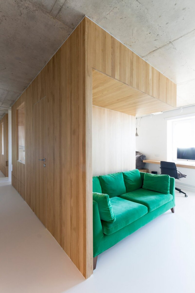 Foto di un soggiorno design di medie dimensioni e aperto con pareti bianche, TV a parete e pavimento bianco