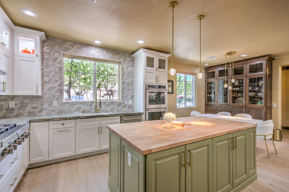 Transitional home design photo in Las Vegas
