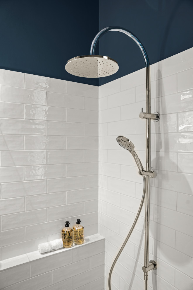 Idéer för ett stort klassiskt badrum, med en kantlös dusch, blå väggar, klinkergolv i porslin, blått golv och dusch med gångjärnsdörr