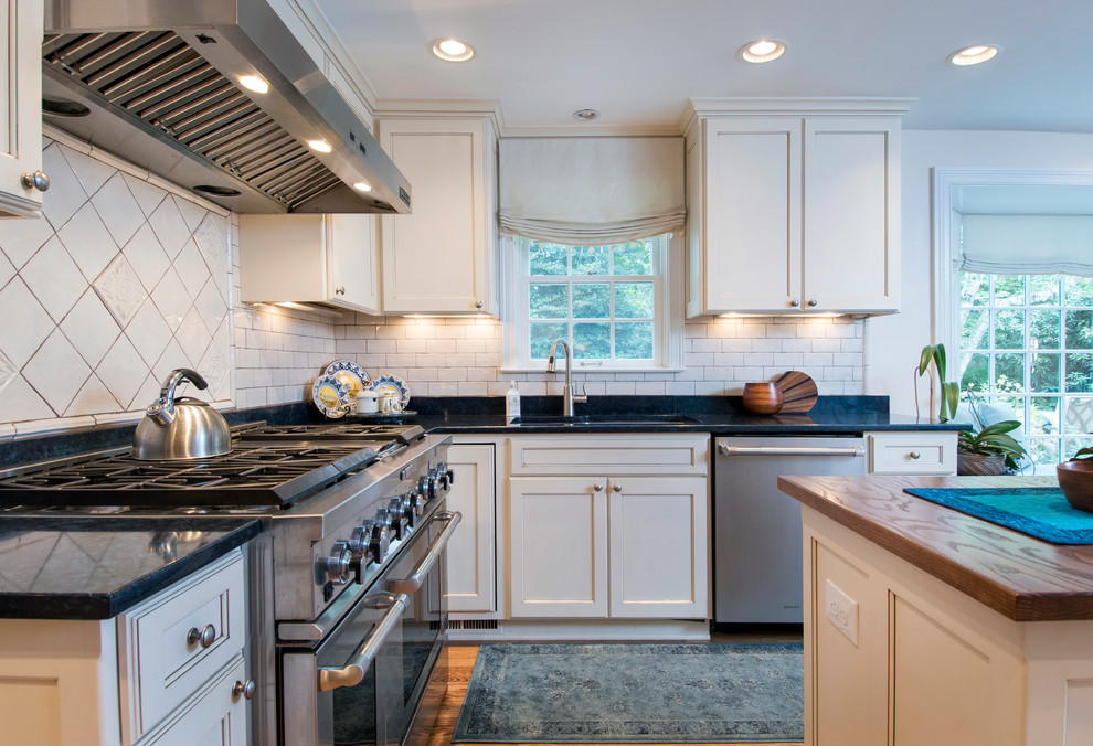 Kitchen - transitional kitchen idea in Columbus