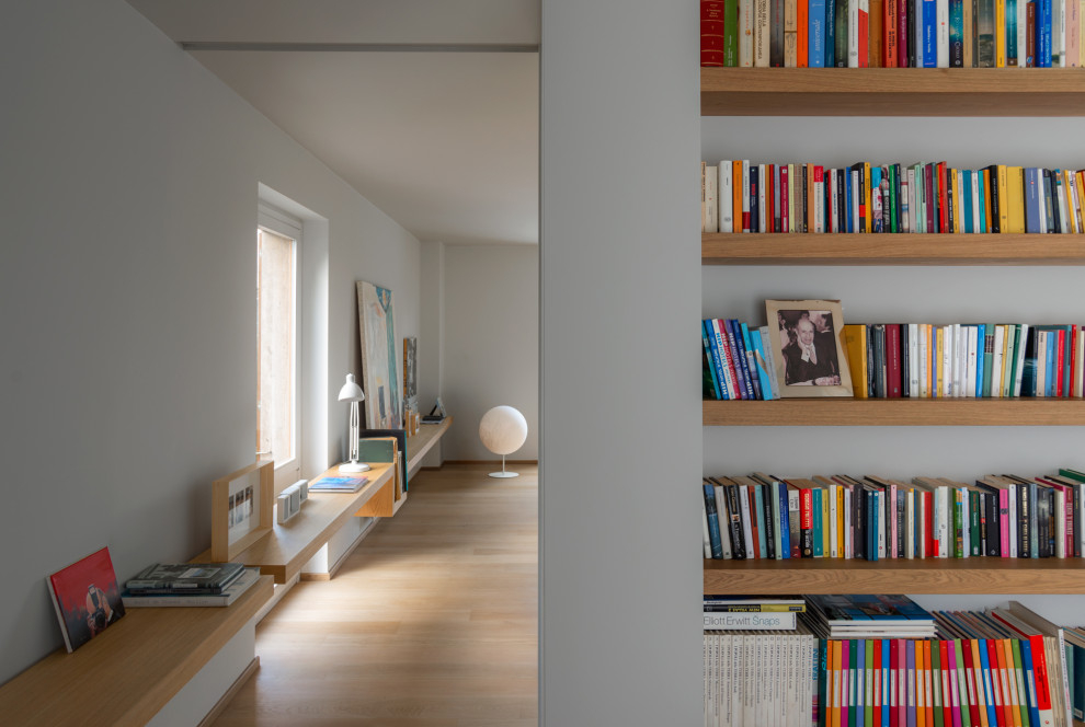 This is an example of a contemporary home office in Milan.