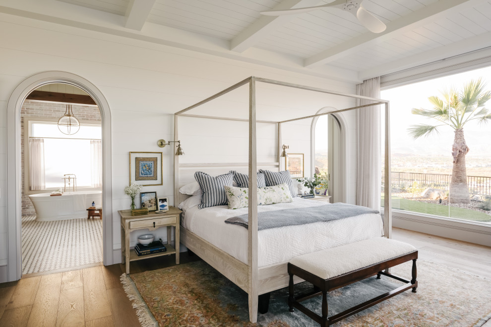 Esempio di una camera da letto country con pareti bianche, pavimento in legno massello medio, pavimento marrone, travi a vista, soffitto in perlinato e pareti in perlinato