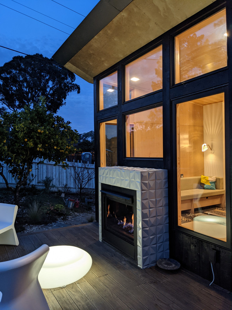 Immagine di una terrazza contemporanea di medie dimensioni, dietro casa e a piano terra con un caminetto