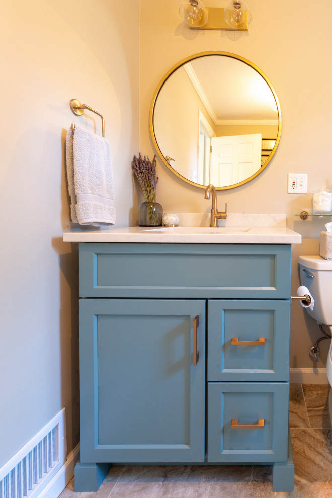Foto på ett mellanstort vintage vit badrum med dusch, med skåp i shakerstil, blå skåp, en dusch i en alkov, en toalettstol med separat cisternkåpa, klinkergolv i porslin, ett undermonterad handfat, bänkskiva i kvarts och dusch med gångjärnsdörr
