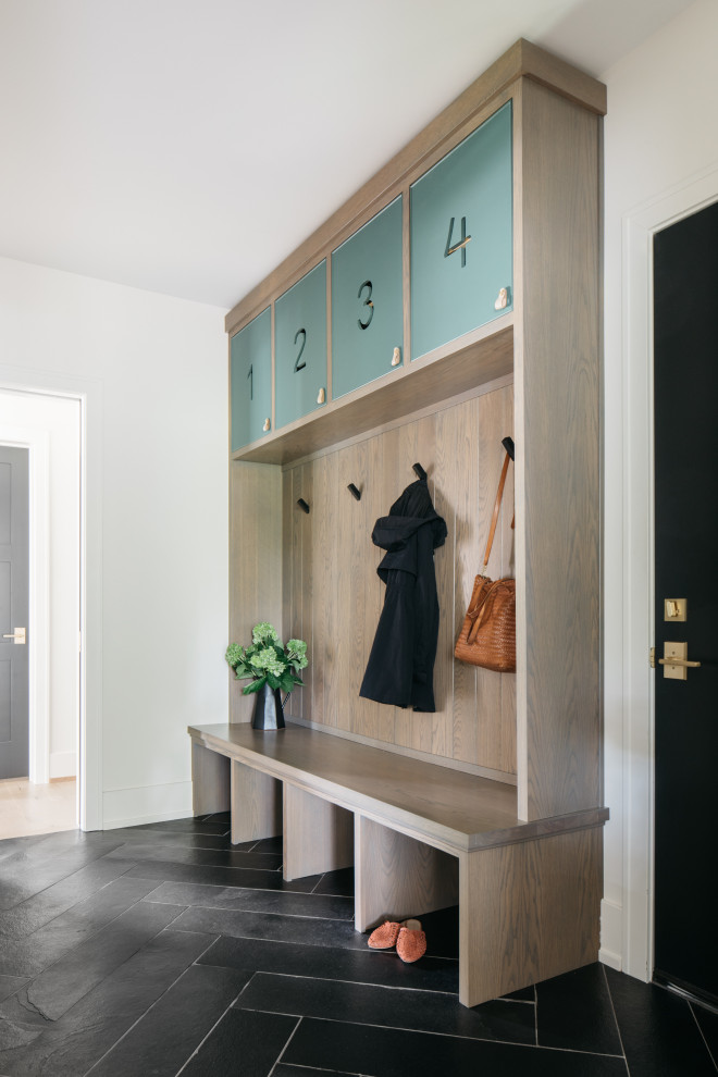 Example of a transitional entryway design in Chicago