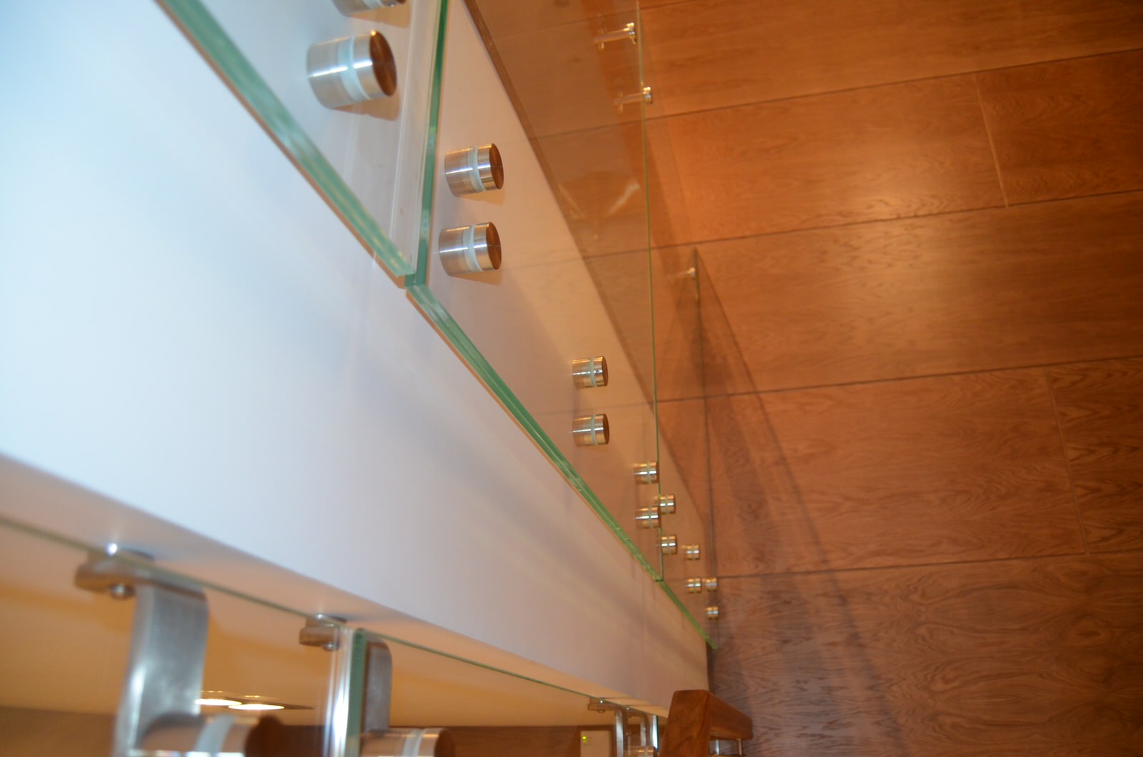 Стильная лестница со стеклянным ограждением (2018)