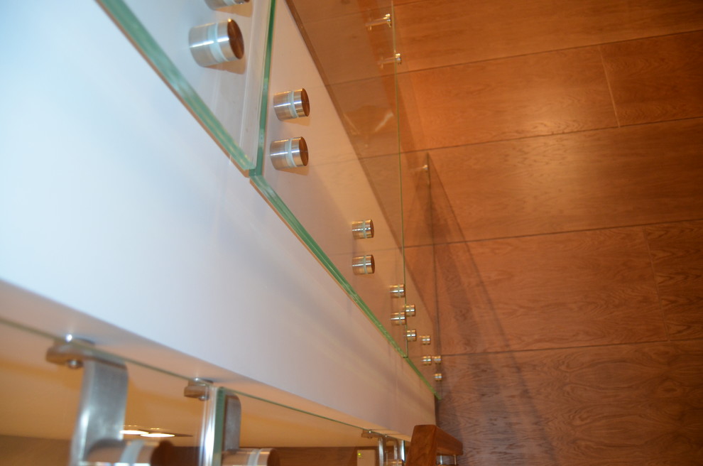 Стильная лестница со стеклянным ограждением (2018)