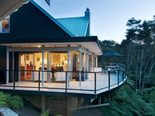 This is an example of an expansive contemporary deck in Auckland.
