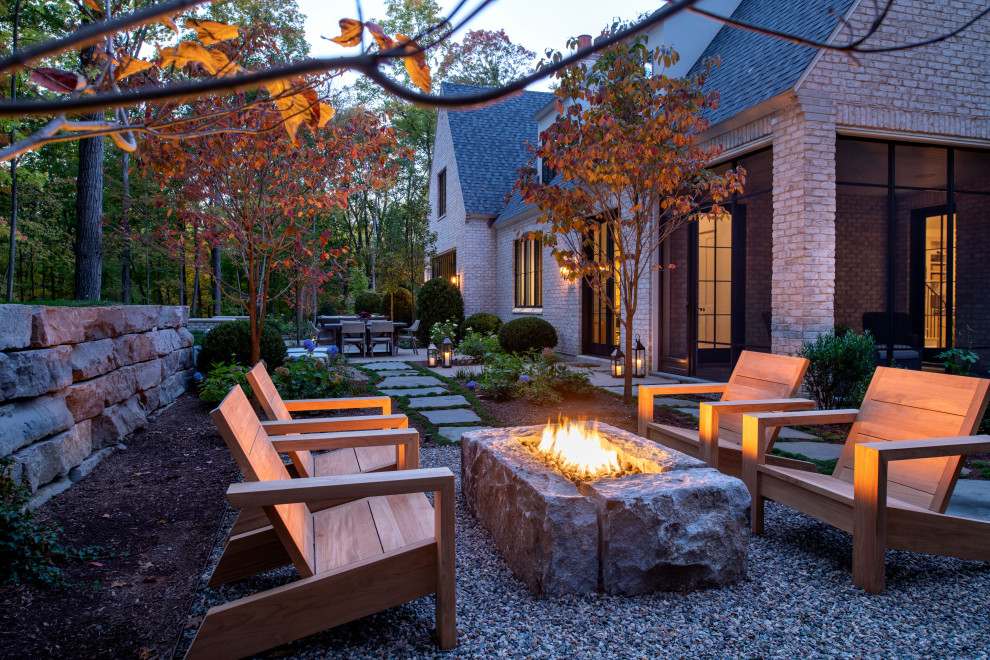 На фото: участок и сад среднего размера на заднем дворе в классическом стиле с местом для костра и покрытием из каменной брусчатки с