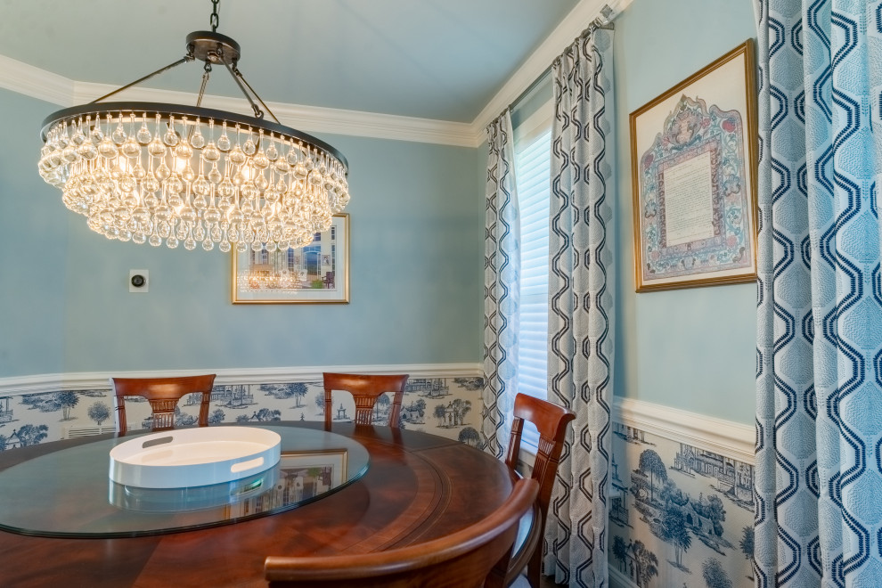 Свежая идея для дизайна: отдельная столовая среднего размера с синими стенами, паркетным полом среднего тона, коричневым полом и обоями на стенах - отличное фото интерьера