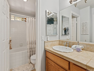 Bathroom of the Week: Warm Coastal Style in 70 Square Feet (8 photos)