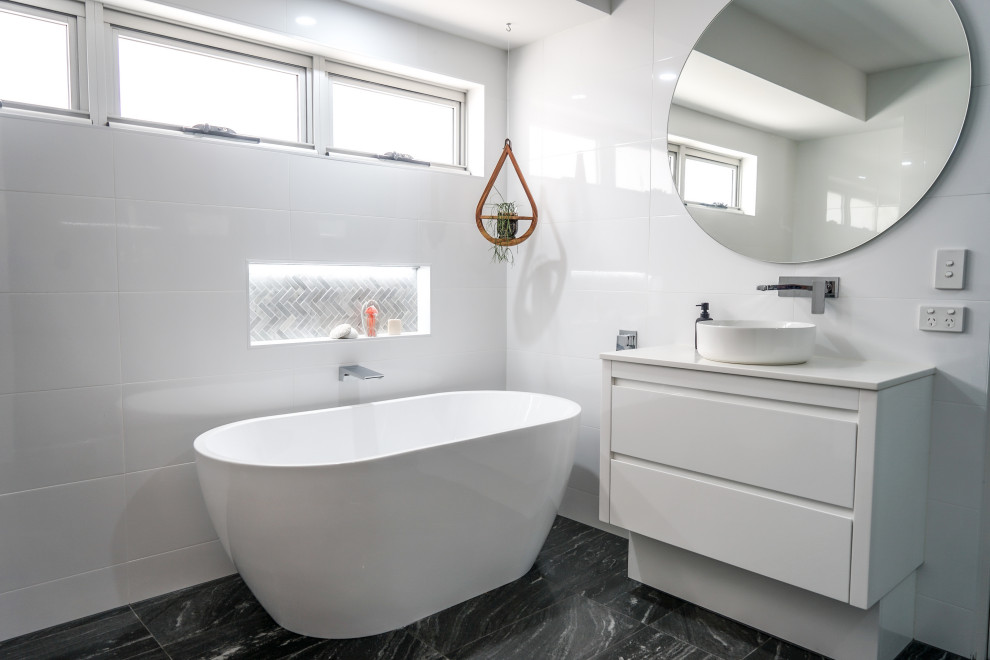 Inspiration for a contemporary bathroom in Gold Coast - Tweed.