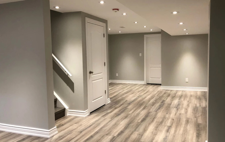 Example of a minimalist basement design in Toronto