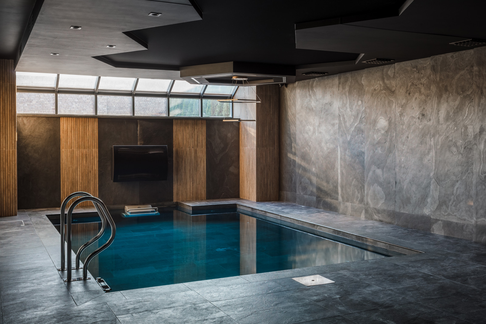 Сауна с бассейном в цоколе частного дома.