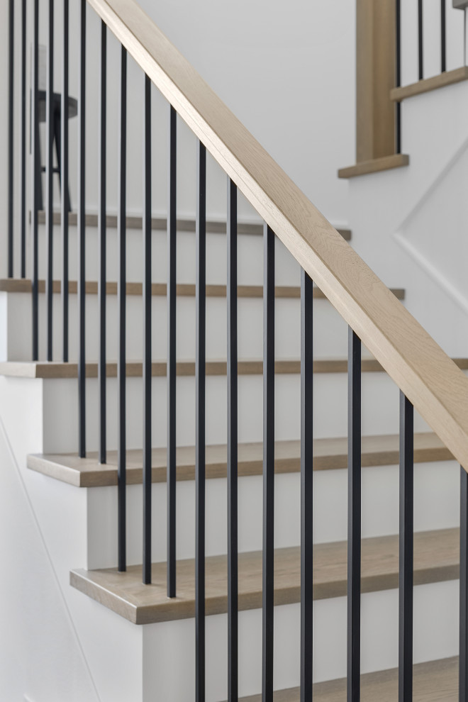 Inspiration pour un escalier minimaliste en L de taille moyenne avec des marches en bois et un garde-corps en matériaux mixtes.
