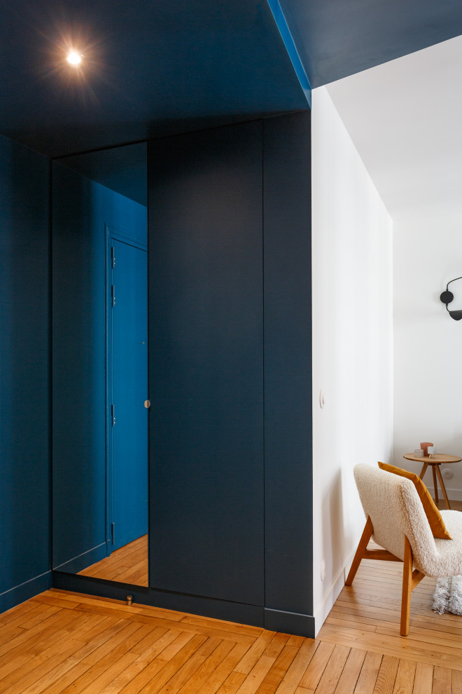 Exempel på en liten modern farstu, med vita väggar, terrazzogolv, en enkeldörr, en blå dörr och flerfärgat golv