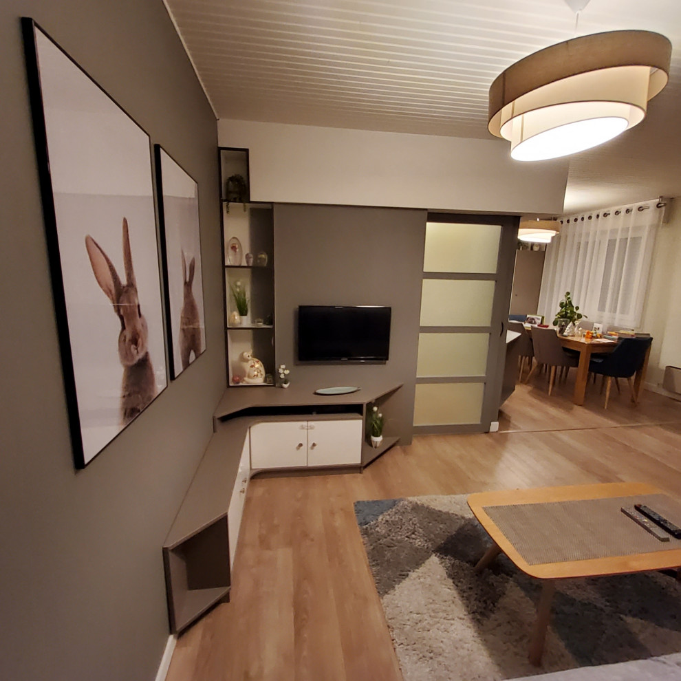 Idee per un soggiorno minimal con pareti verdi, pavimento in vinile, nessun camino, TV a parete e soffitto in legno