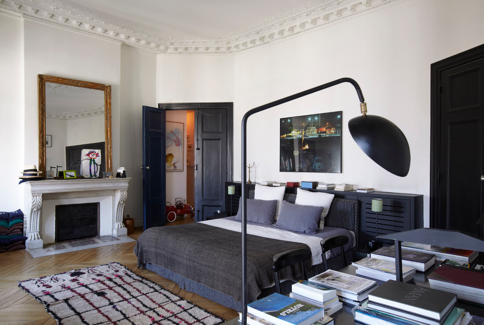 Photo of a contemporary bedroom in Paris.