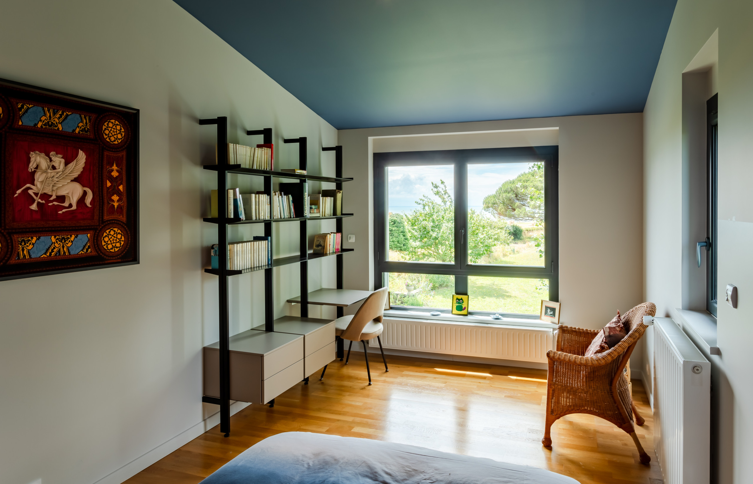 Rénovation d'une cuisine ouverte et chambre multifonction avec bureau intégré