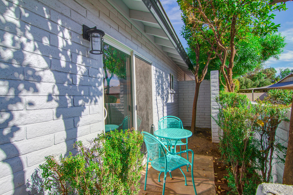 Home design - transitional home design idea in Phoenix