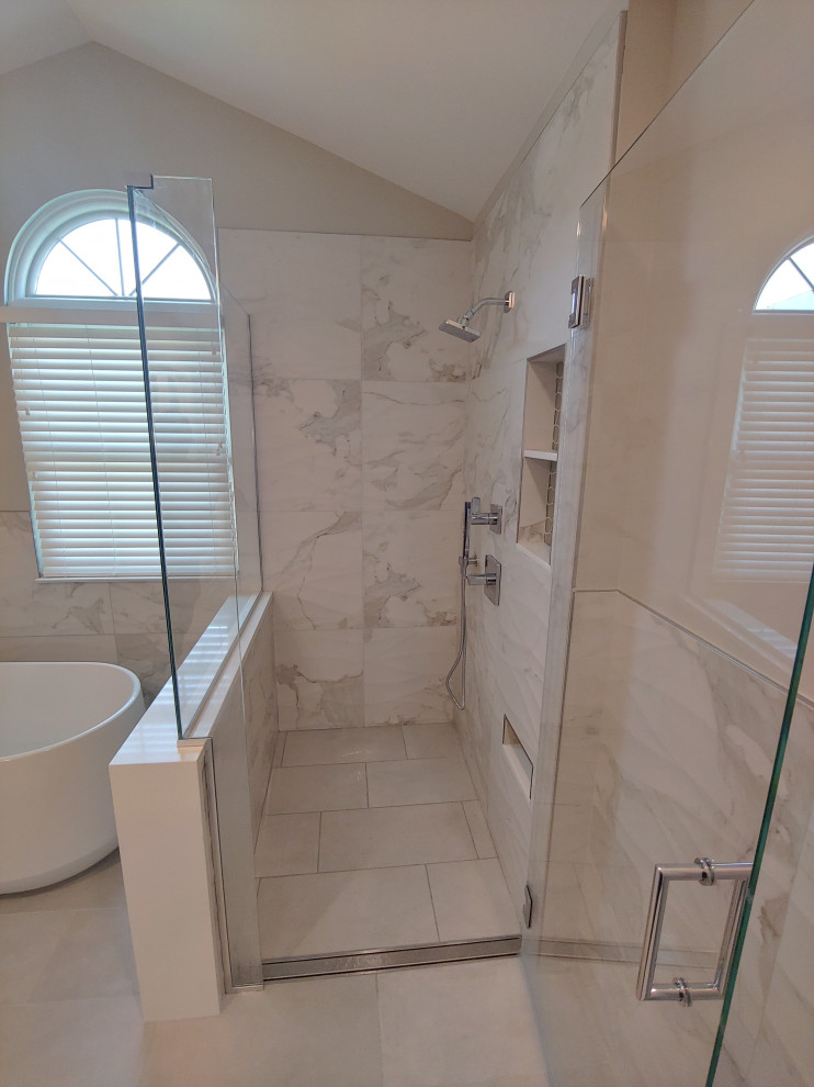 Источник вдохновения для домашнего уюта: главная ванная комната в современном стиле с серыми фасадами, столешницей из кварцита, белой столешницей, встроенной тумбой, фасадами в стиле шейкер и тумбой под две раковины