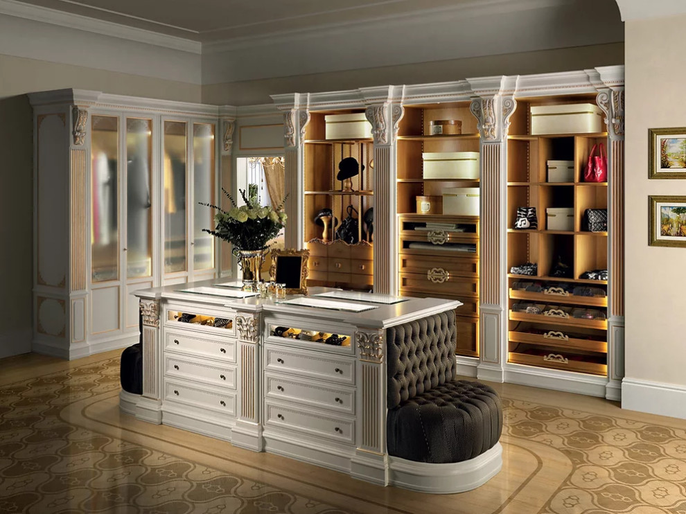 Foto de armario vestidor unisex clásico extra grande con armarios con paneles empotrados, puertas de armario de madera oscura, suelo de madera clara, suelo blanco y madera
