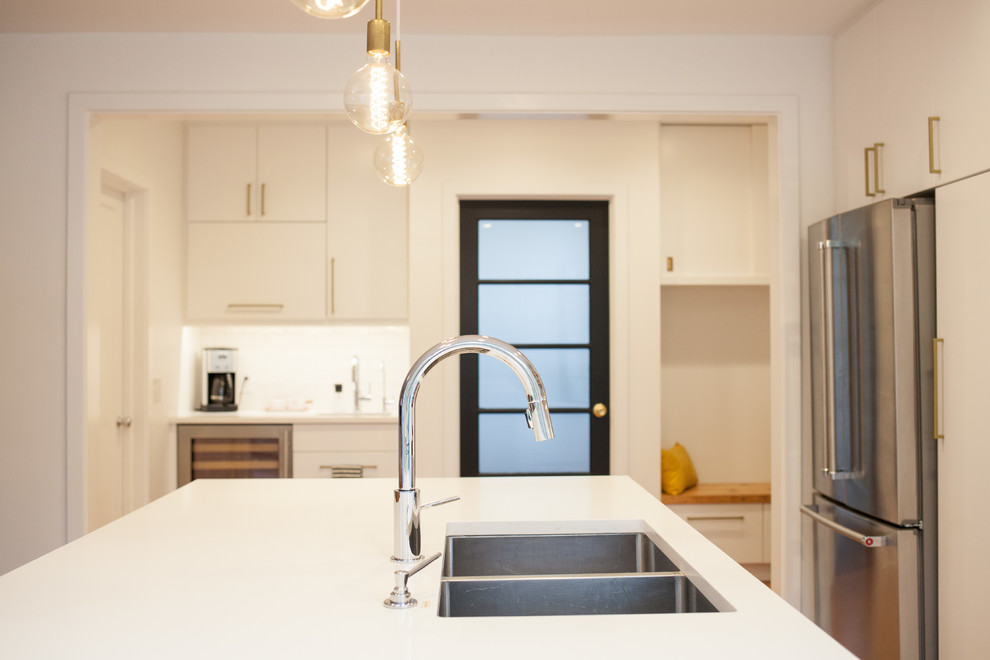 Example of a minimalist kitchen design in Raleigh