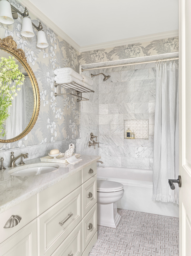 Пример оригинального дизайна: маленькая ванная комната в викторианском стиле с фасадами островного типа, белыми фасадами, ванной в нише, душем над ванной, раздельным унитазом, мраморной плиткой, мраморным полом, душевой кабиной, врезной раковиной, мраморной столешницей, шторкой для ванной, белой столешницей, нишей, тумбой под одну раковину, встроенной тумбой и обоями на стенах для на участке и в саду