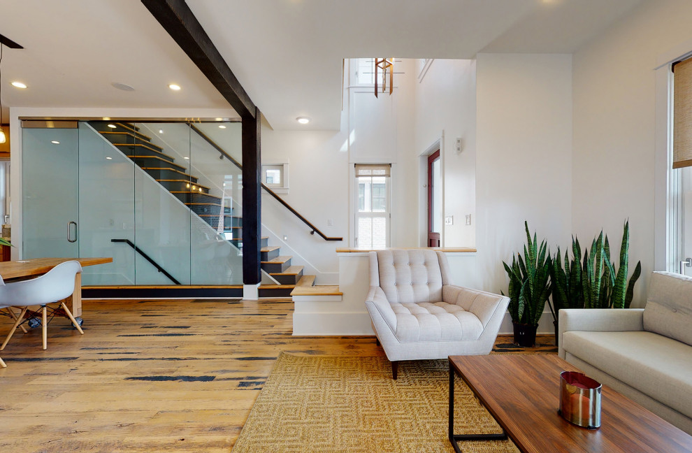 Esempio di un piccolo soggiorno minimalista con pavimento in legno massello medio