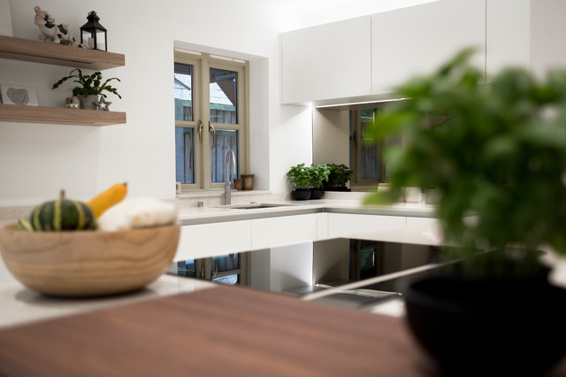 Contemporary White Kitchen contemporaneo