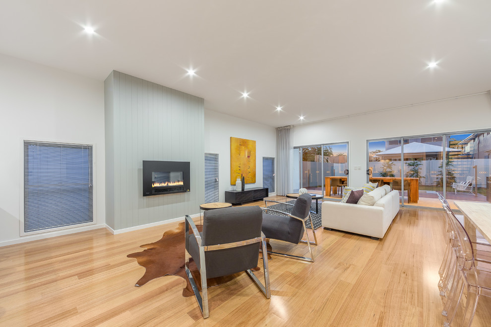 Contemporary living room in Brisbane.